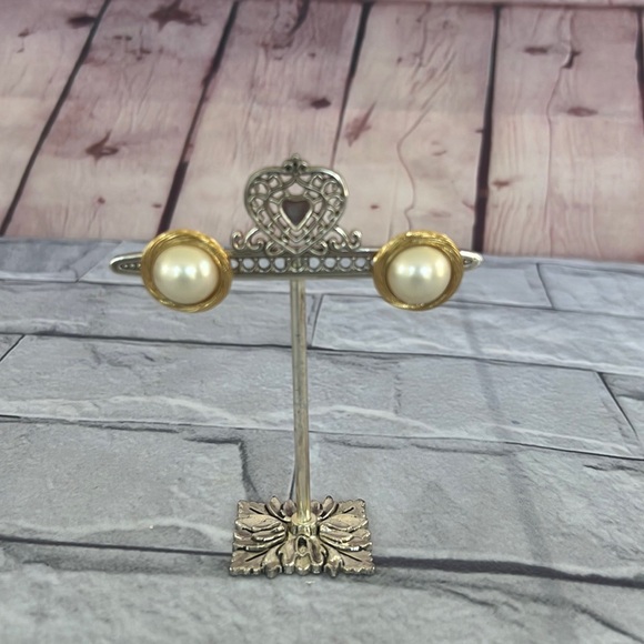 70/80’s Trifari faux pearl post earrings gold tone - Picture 2 of 6